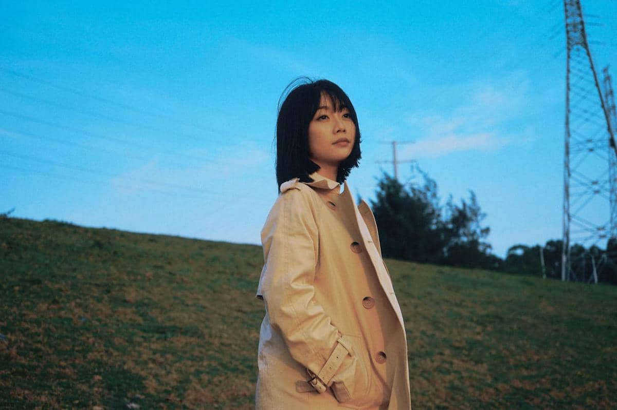 Wanita sedang merenung 