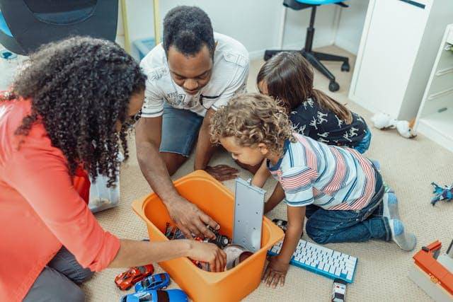 Ilustrasi decluttering mainan anak
