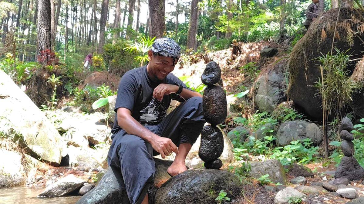 Rock balancing di lokasi wisata alam Seloondo, Desa Ngrayudan, Kecamatan Jogorogo, Kabupaten Ngawi. IDN Times/Riyanto.