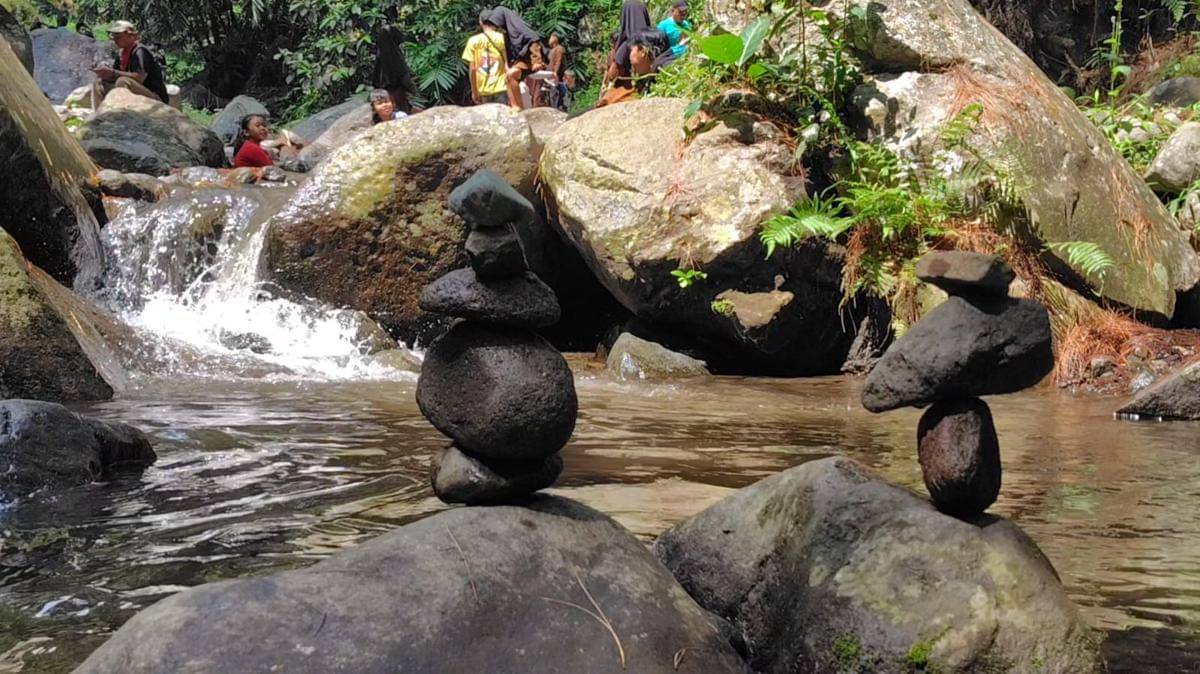 Rock balancing di lokasi wisata alam Seloondo, Desa Ngrayudan, Kecamatan Jogorogo, Kabupaten Ngawi. IDN Times/Riyanto.