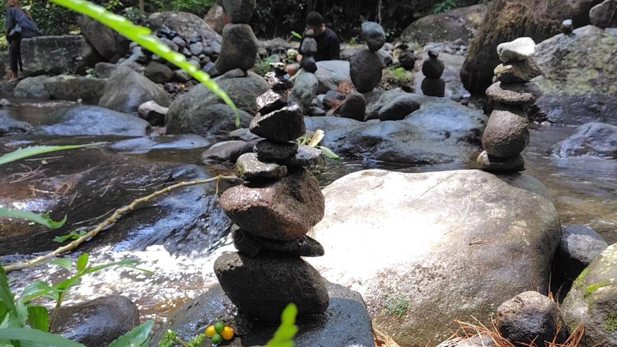 Rock balancing di lokasi wisata alam Seloondo, Desa Ngrayudan, Kecamatan Jogorogo, Kabupaten Ngawi. IDN Times/Riyanto.