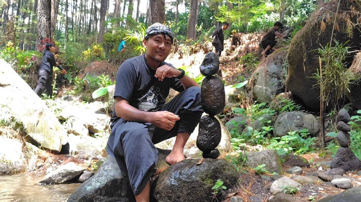 Rock balancing di lokasi wisata alam Seloondo, Desa Ngrayudan, Kecamatan Jogorogo, Kabupaten Ngawi. IDN Times/Riyanto.