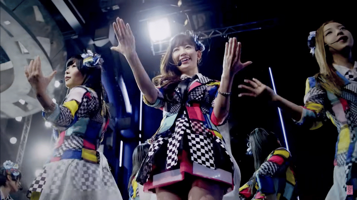 Cuplikan MV AKB48 - Mirai ga Me ni Shimiru