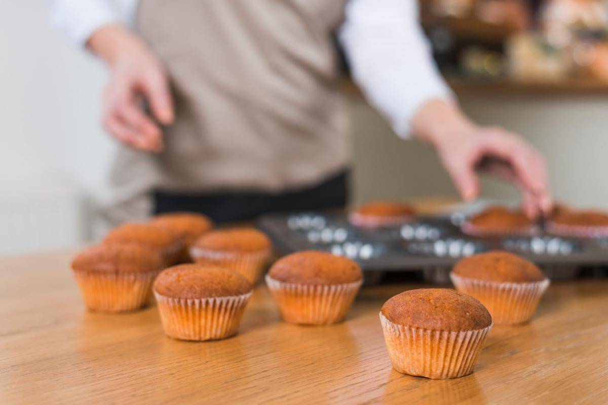 ilustrasi mendinginkan cupcake sebelum diberi frosting