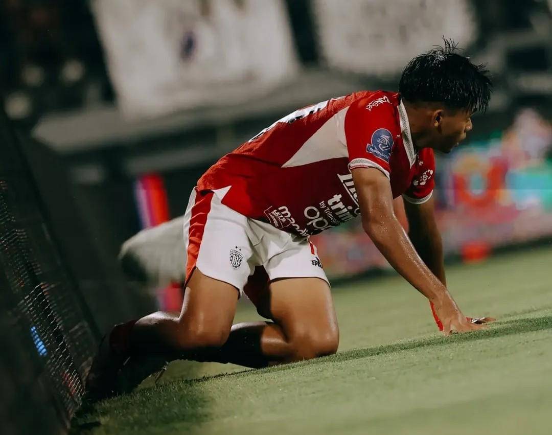 Rahmat Arjuna harus jatuh bangun melakukan serangan.