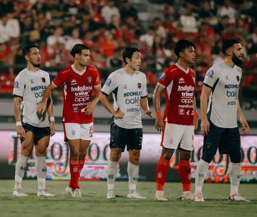 Pemain Bali United (merah) dan Persita Tangerang (putih).