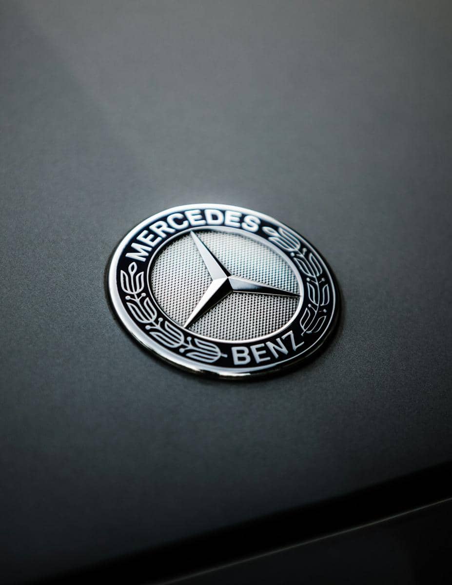 potret logo MERCEDES BENZ. 