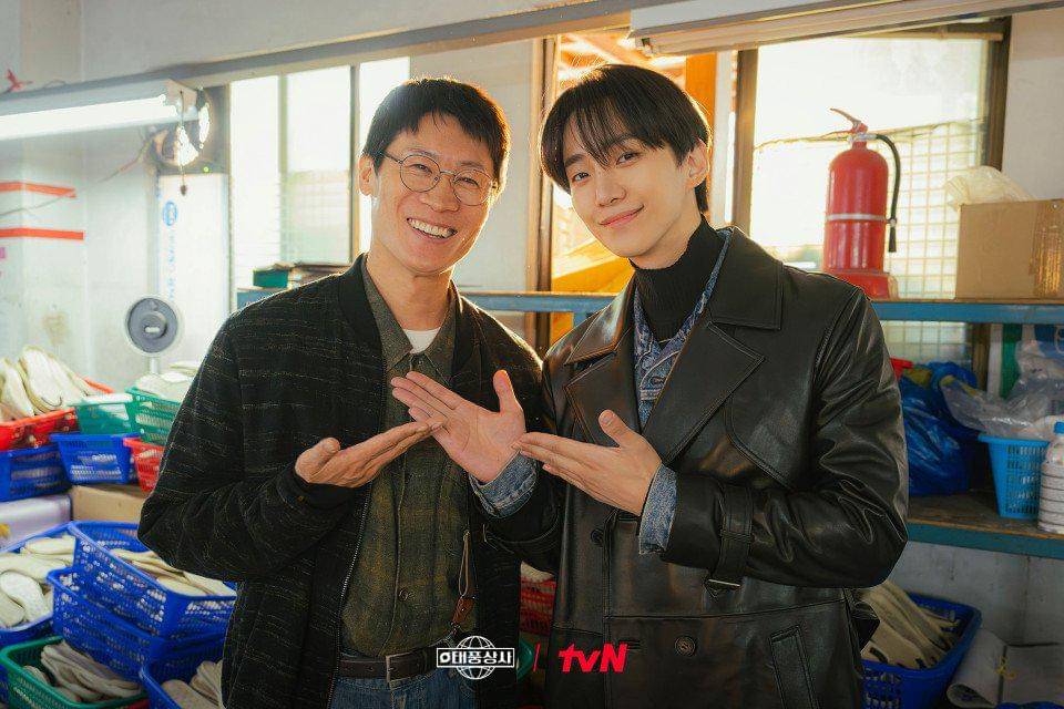 Jin Sun Kyu dan Lee Junho di balik layar Typhoon Family