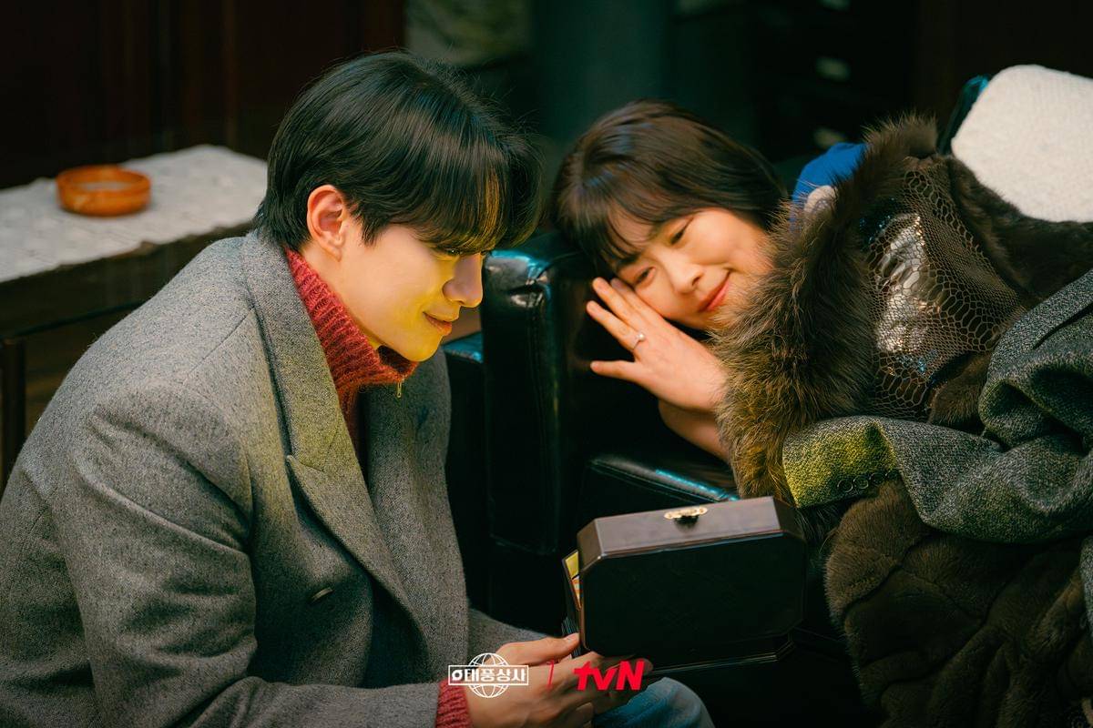 Lee Junho dan Kim Ji Young di Typhoon Family
