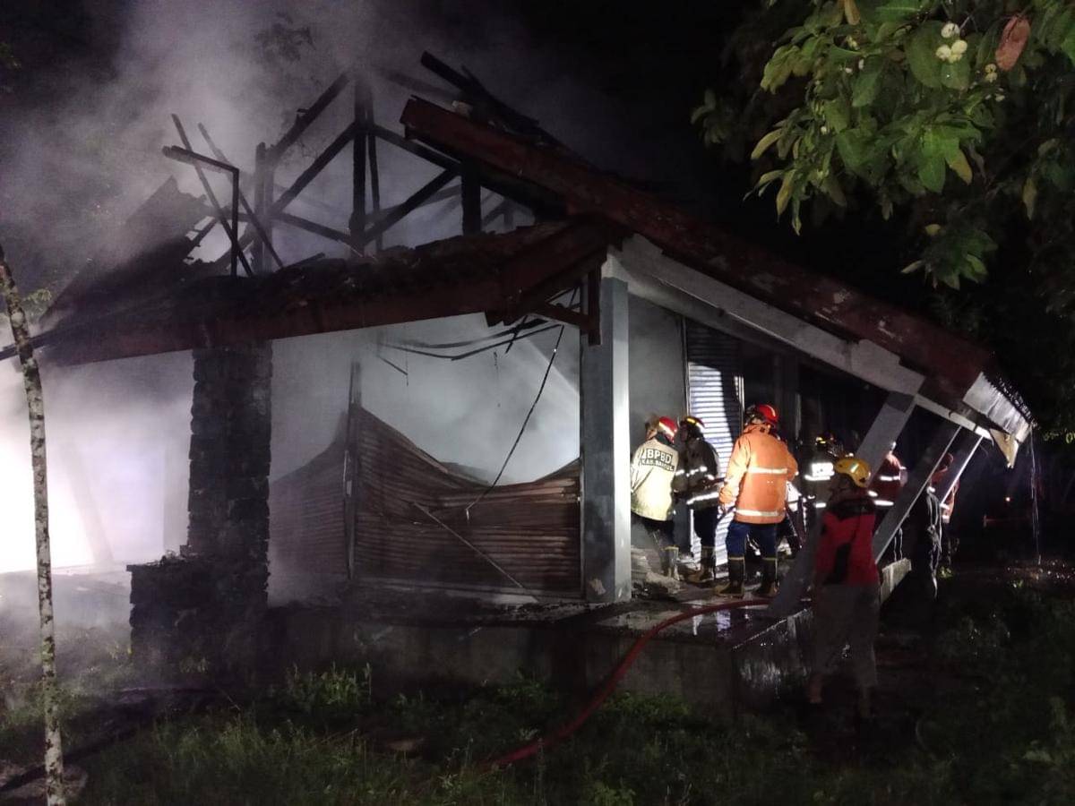 Belasan Kios di PAS Bantul terbakar.