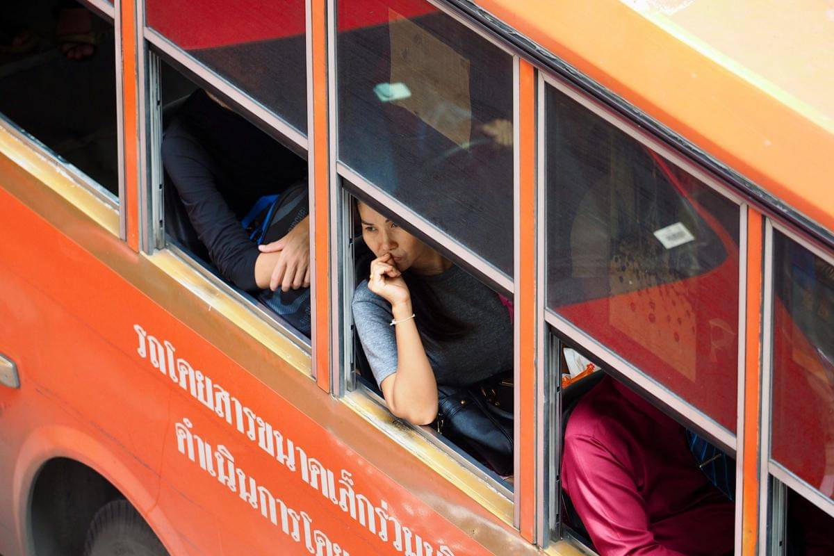ilustrasi seseorang berada di bus