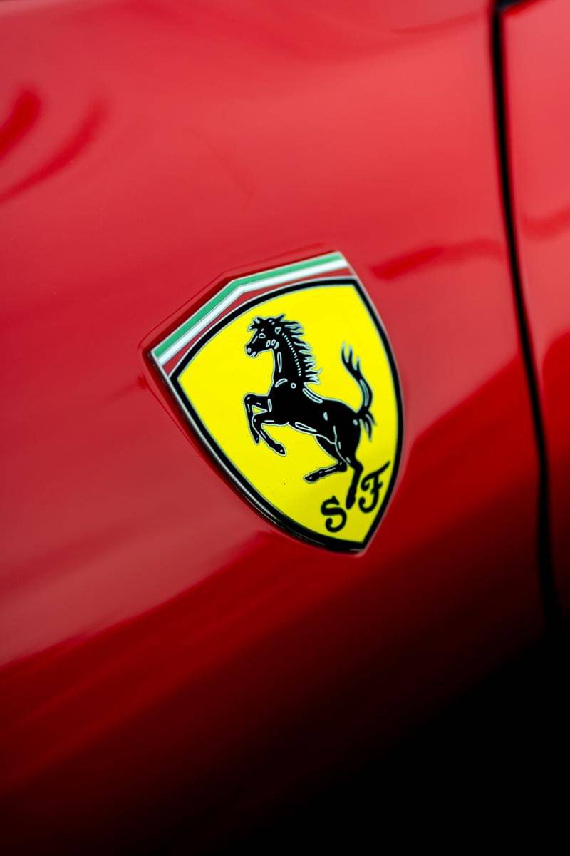 potret logo FERRARI.