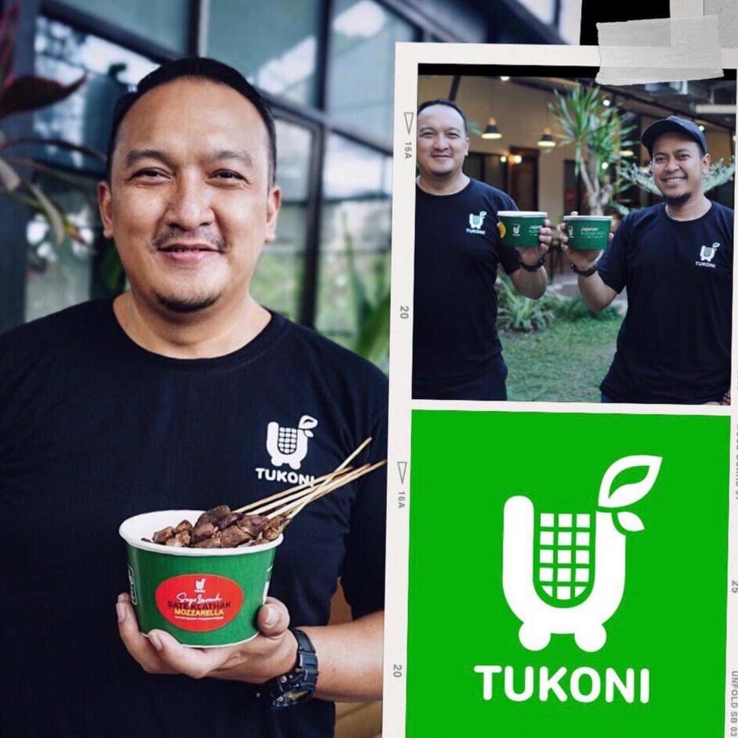 Eri Kuncoro bersama salah satu produk dari Yuk Tukoni.