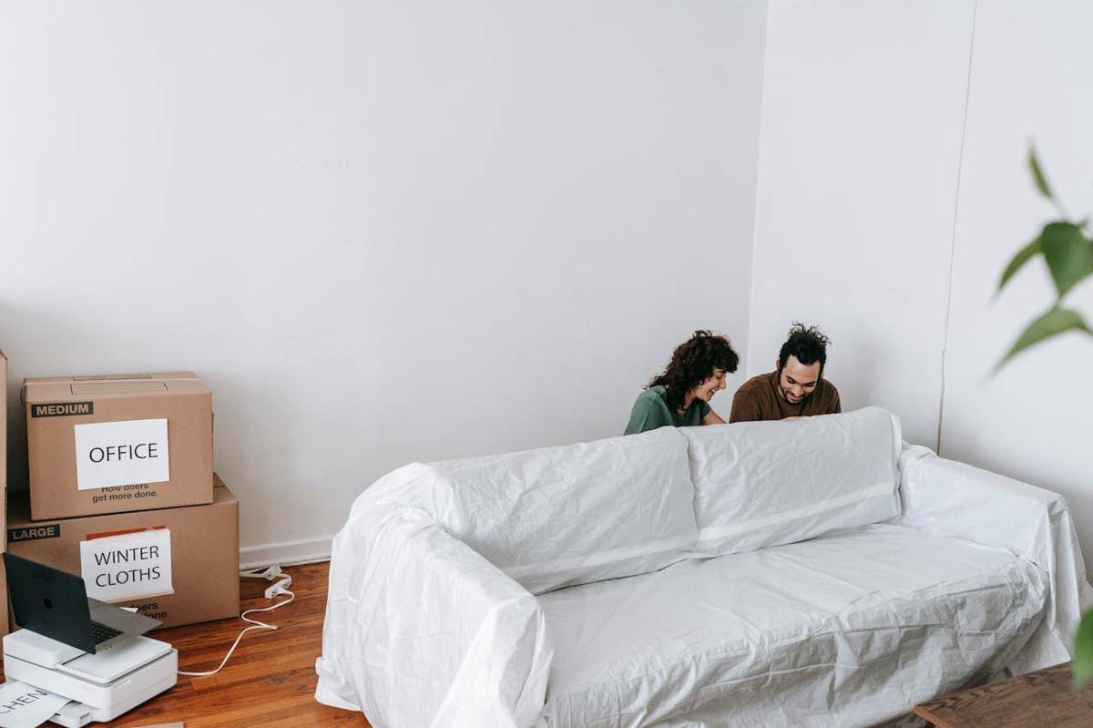 ilustrasi pasangan di rumah