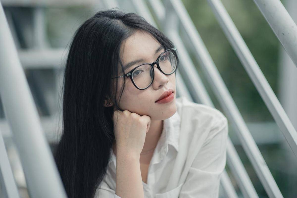 ilustrasi wanita berkacamata
