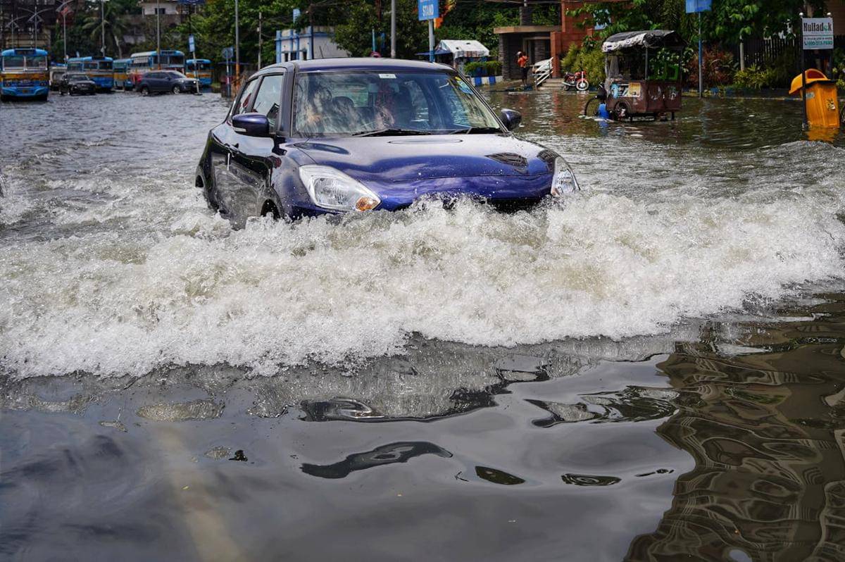ilustrasi mobil terendam banjir