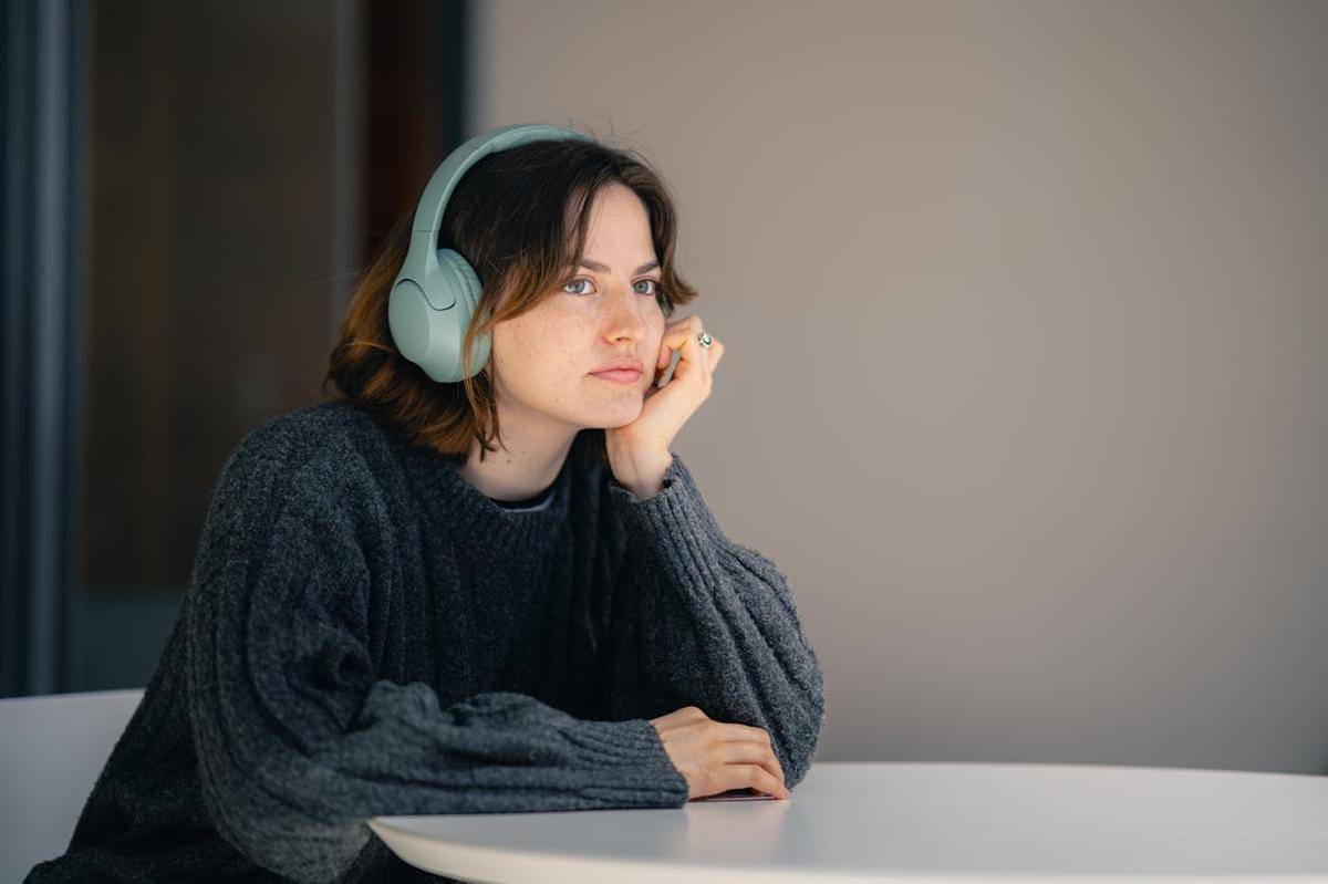 ilustrasi wanita menggunakan headphone