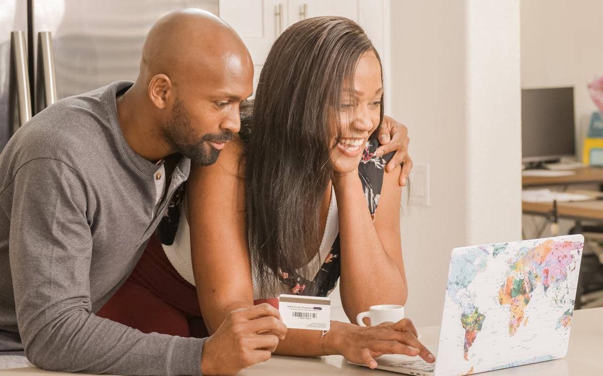 ilustrasi pasangan di depan laptop