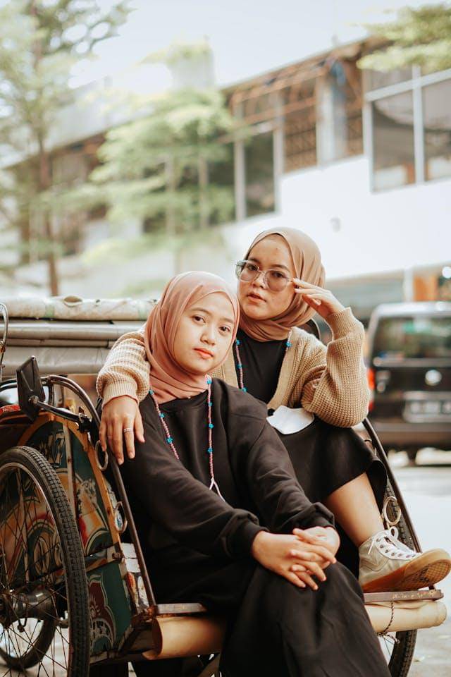 Ilustrasi Aktivitas seru naik becak keliling wisata.