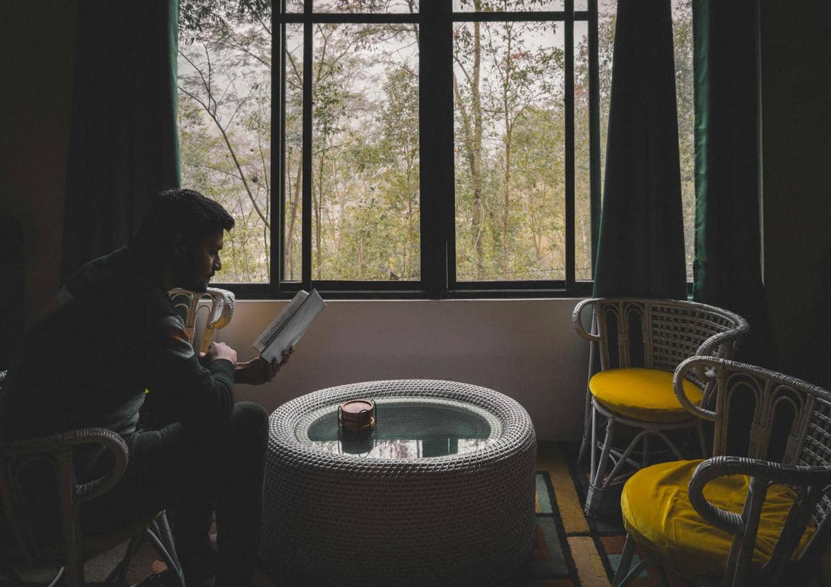 ilustrasi pria staycation