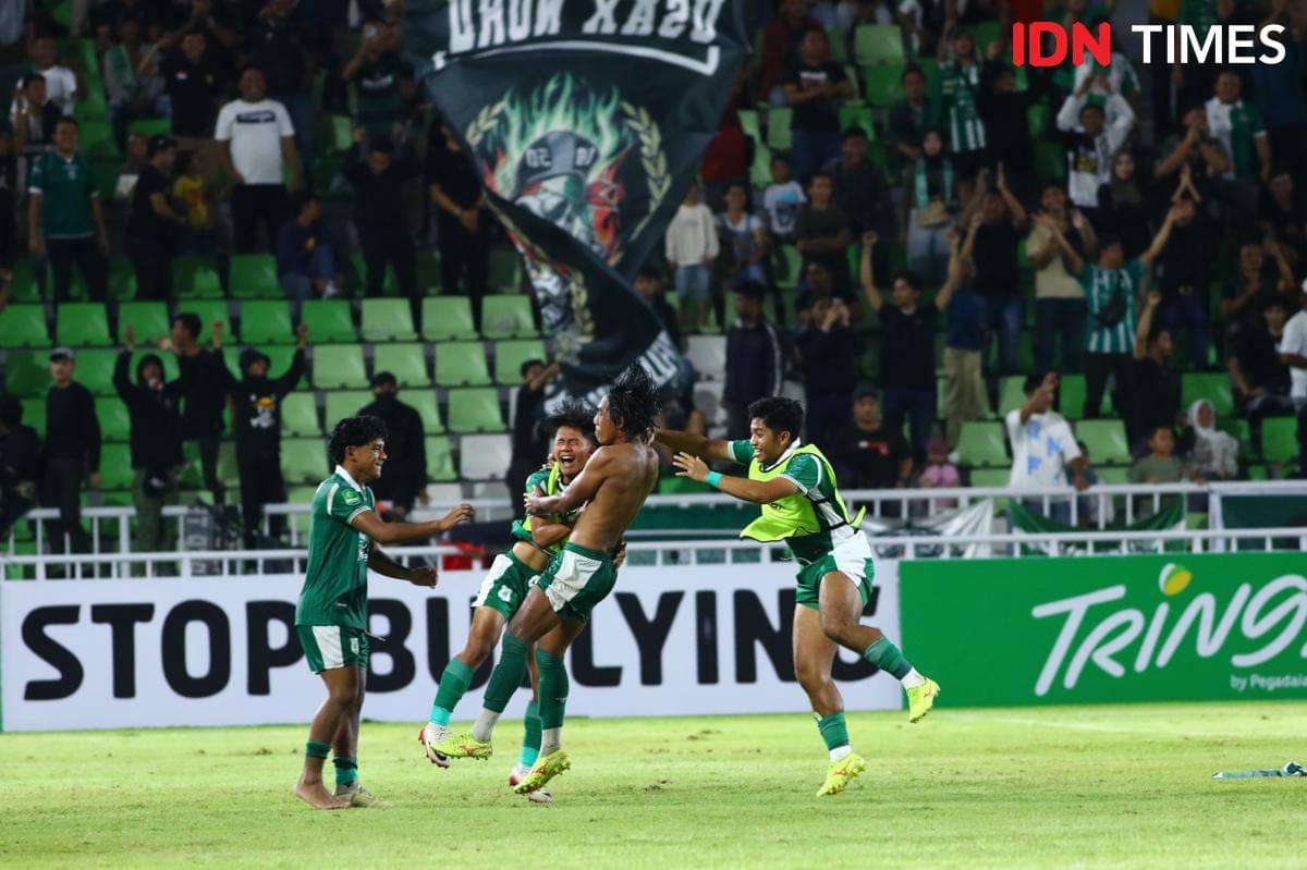 Pemain PSMS merayakan kemenangan atas Persiraja di Stadion Utama Sumut, Sabtu (25/10/2025) (IDN Times/Doni Hermawan)
