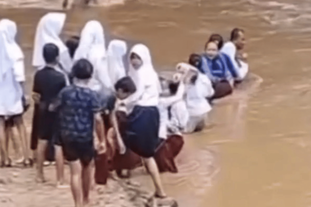 Tangkapan layar- siswa menyeberangi sungai berarus deras untuk sekolah di Kampung Cegog, Desa Rancapinang, Kecamatan Cimanggu, Kabupaten Pandeglang. 