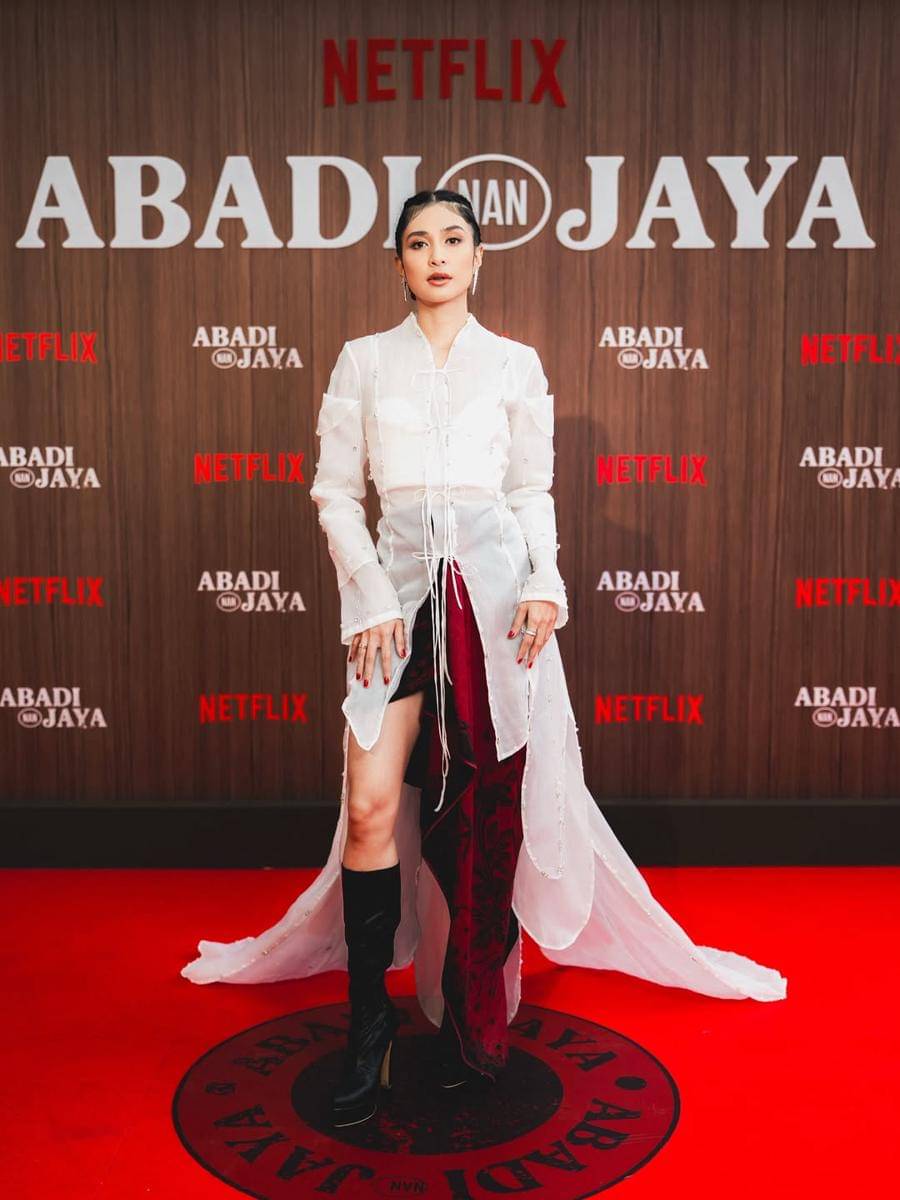 Mikha Tambayong di premiere film Abadi Nan Jaya. (Instagram.com/netflixid)