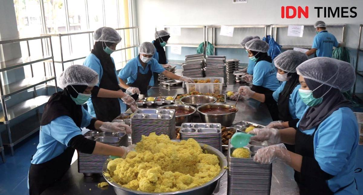 Proses penyajian menu Makan Bergizi Gratis (MBG) di SPPG Pakri Palembang (IDN Times/Rangga Er