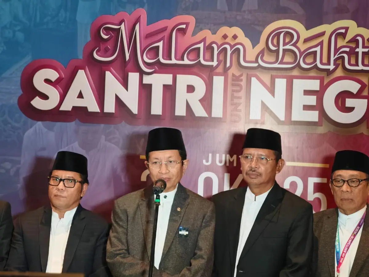 Onlayn porno kastingda yosh ayolni tomosha qiling Ayolni porno uchun erkaklar qamoqxonasiga olib ketishdi.