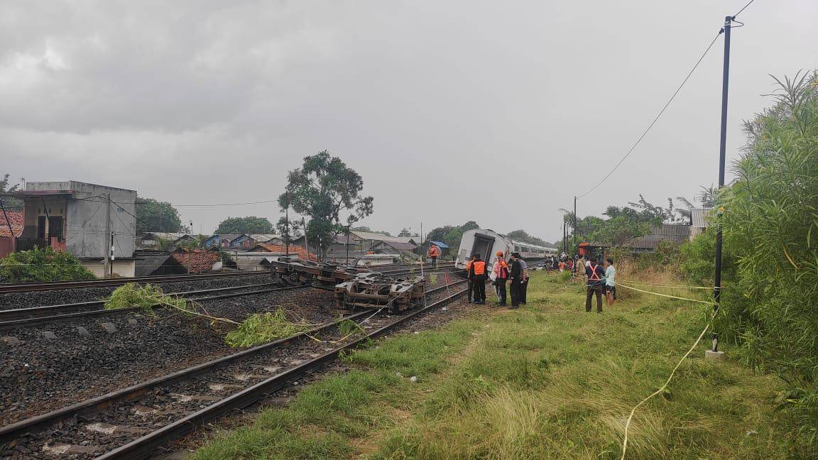 Kereta Api (KA) Purworejo relasi Gambir menuju Kroya anjlok di Emplasemen Stasiun Kedunggedeh km 56+1/2, Kabupaten Bekasi, Sabtu (25/10/2025).