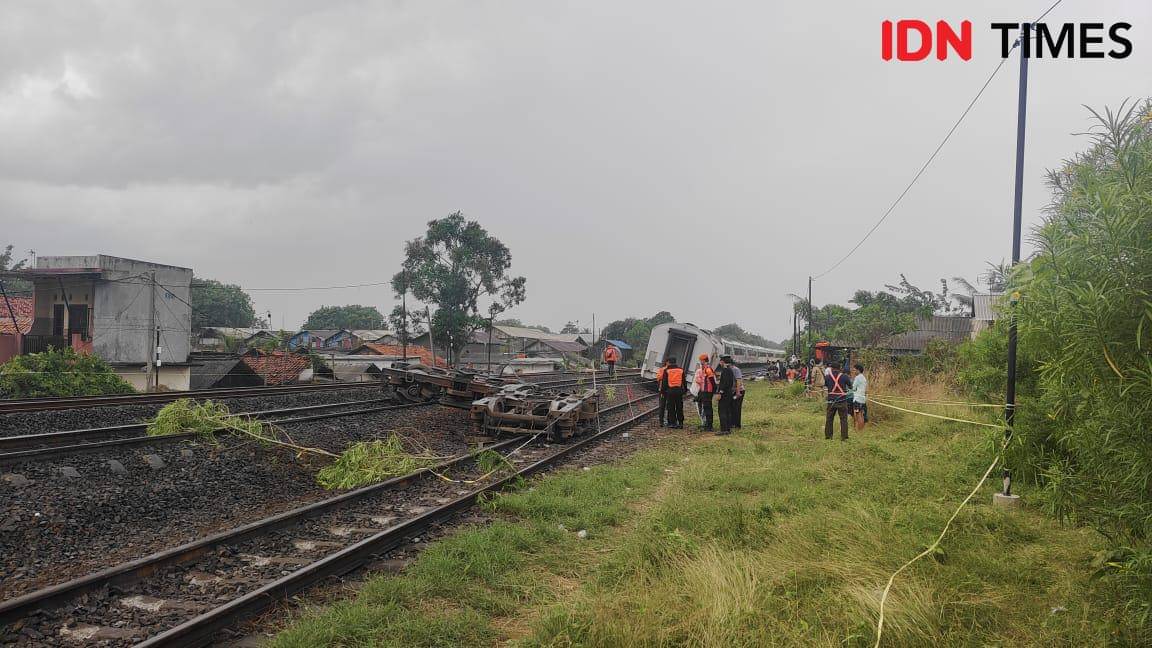 Kereta Api (KA) Purworejo relasi Gambir menuju Kroya anjlok di Emplasemen Stasiun Kedunggedeh km 56+1/2, Kabupaten Bekasi, Sabtu (25/10/2025).