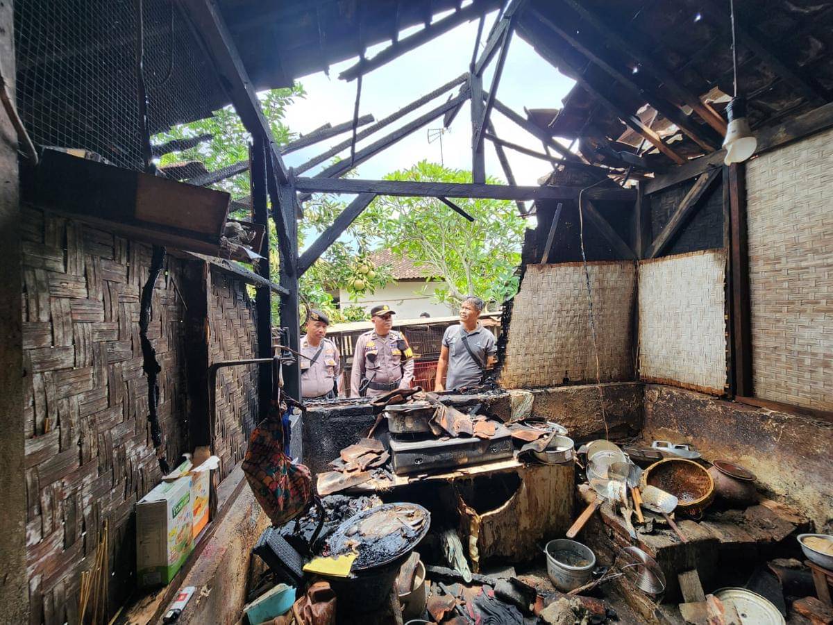 dapur semi permanen berukuran 5x8 meter di Jalan Pulau Irian, Lingkungan Menega, Kelurahan Dauh Waru, Kecamatan/Kabupaten Jembrana, hangus dilalap si jago merah pada Sabtu (25/10/2025) sekitar pukul 10.00 Wita.