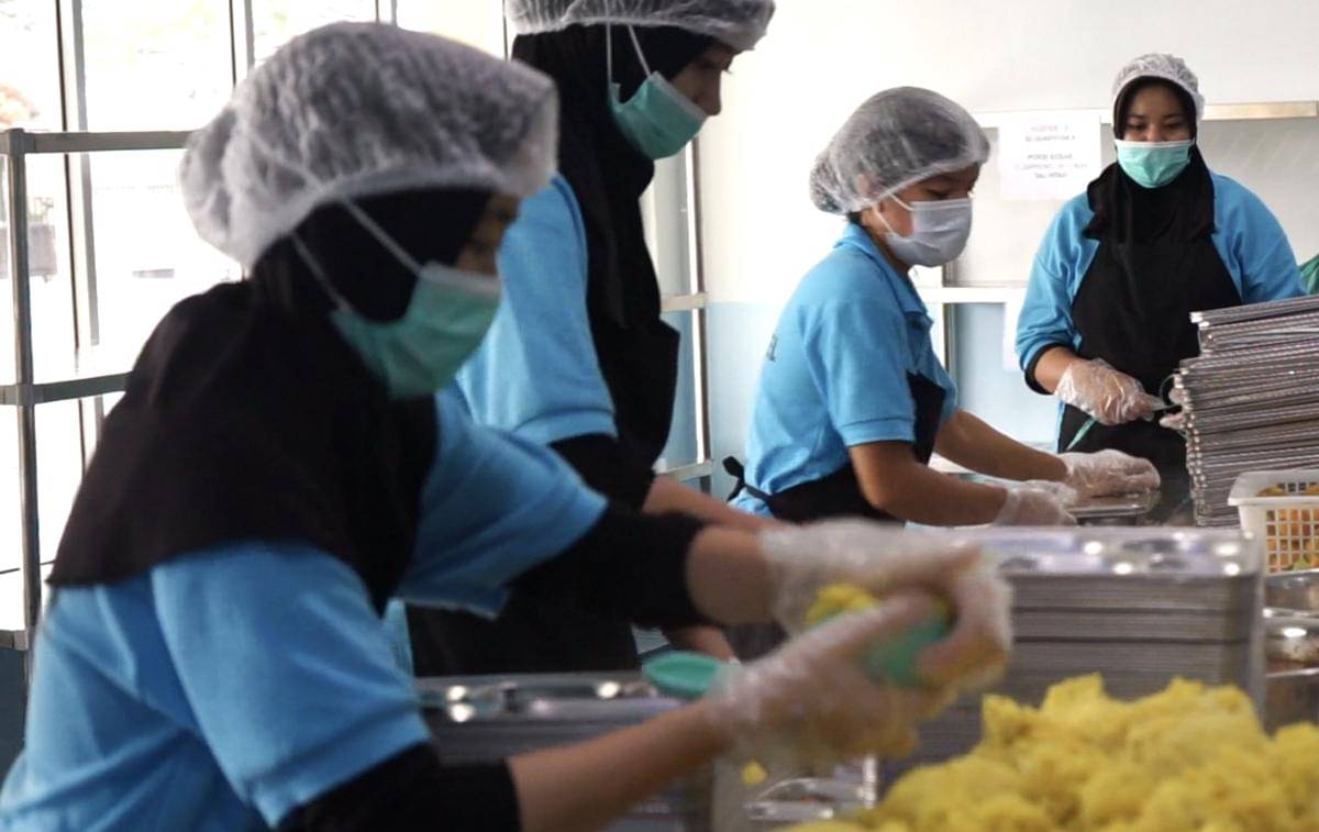 Proses penyajian menu Makan Bergizi Gratis (MBG) di SPPG Pakri Palembang (IDN Times/Rangga Er