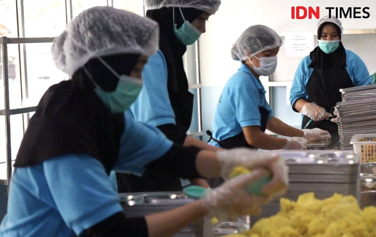 Proses penyajian menu Makan Bergizi Gratis (MBG) di SPPG Pakri Palembang (IDN Times/Rangga Er
