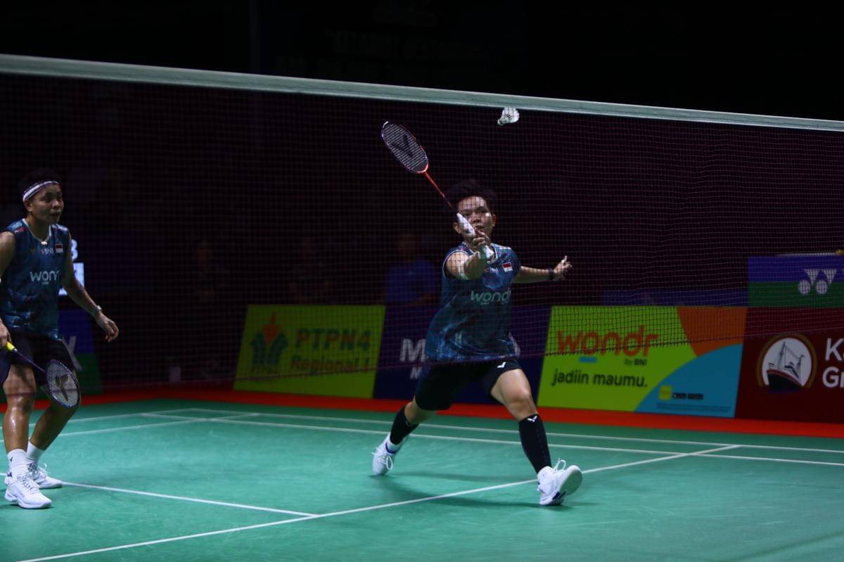 Duet Apriyani Rahayu/Siti Fadia beraksi di semi final Indonesia Masters 2025 di GOR PBSI Sumut, Sabtu (25/10/2025) (IDN Times/Doni Hermawan)