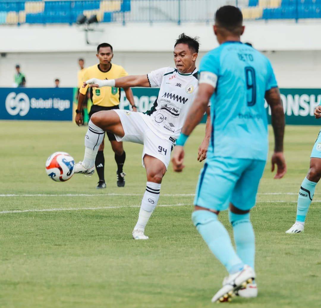 Tim Super Elang Jawa kalah harus mengakui kemenangan Persela Lamongan.