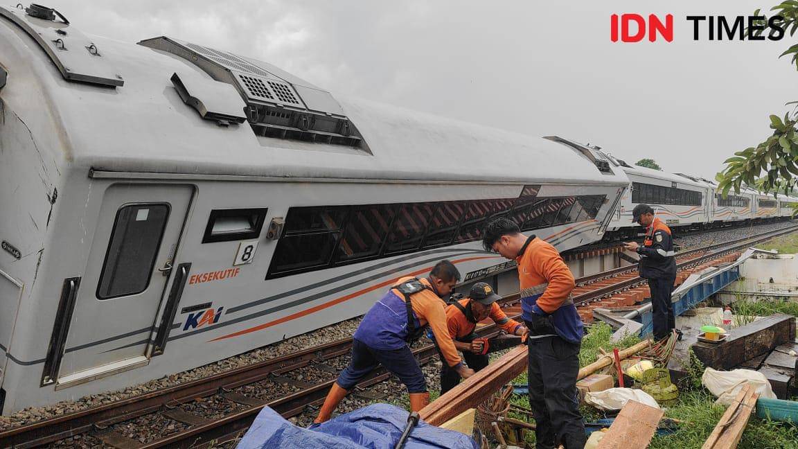 Kereta Purwojaya anjlok di Kabupaten Bekasi, Sabtu (25/10/2025) sore.