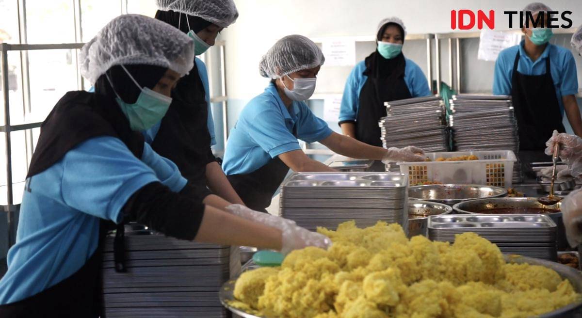 Proses penyajian menu Makan Bergizi Gratis (MBG) di SPPG Pakri Palembang (IDN Times/Rangga Er