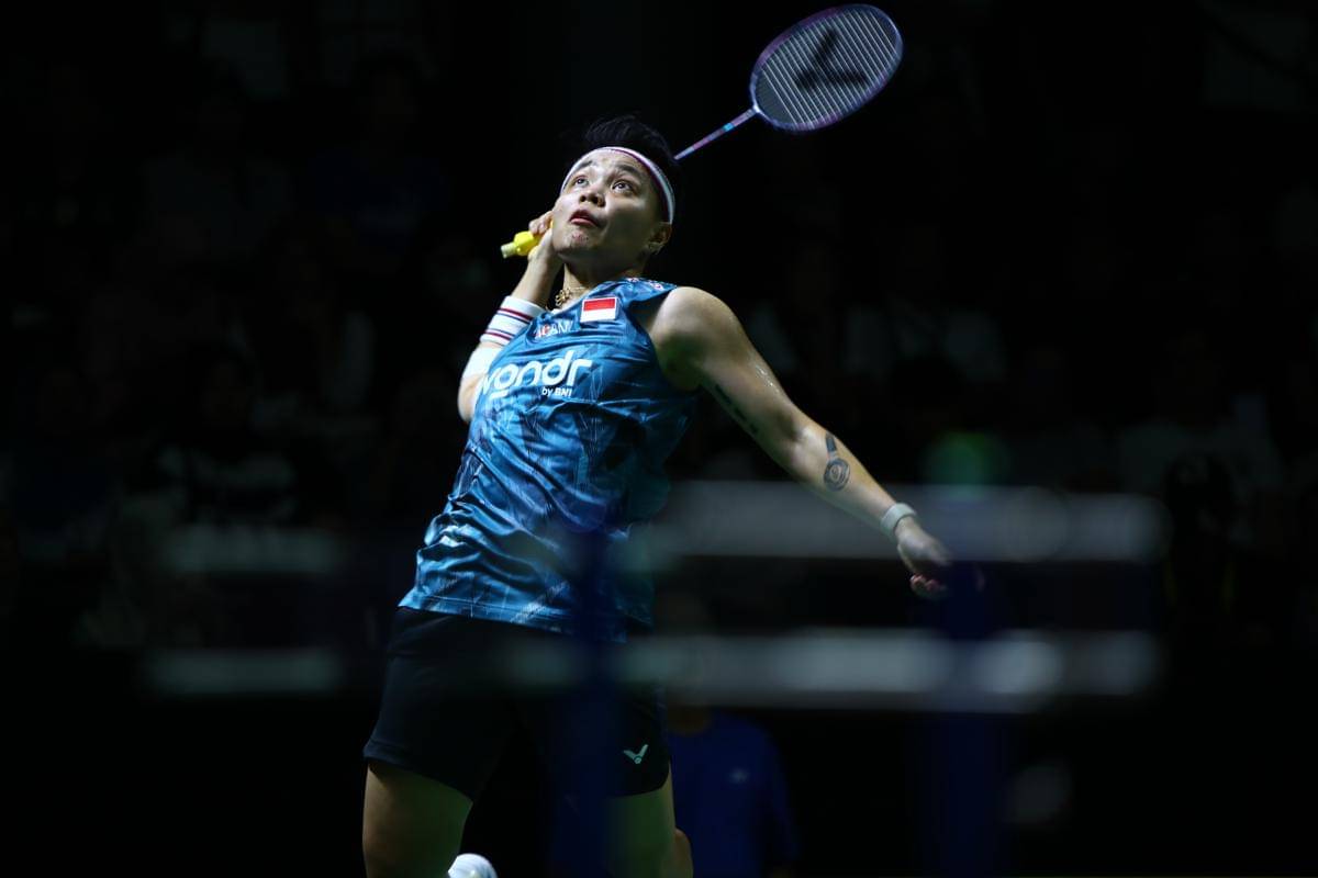 Apriyani Rahayu beraksi di semi final Indonesia Masters 2025 di GOR PBSI Sumut, Sabtu (25/10/2025) (IDN Times/Doni Hermawan)