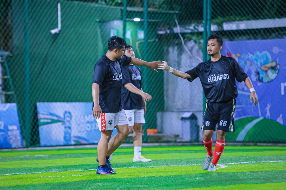 Jurnalis IDN Times dan Influencer Bambang Pamulang berselebrasi usai cetak gol di laga Fun Football LALIGA jelang El Clasico (Dok. LaLiga via Footballicious)