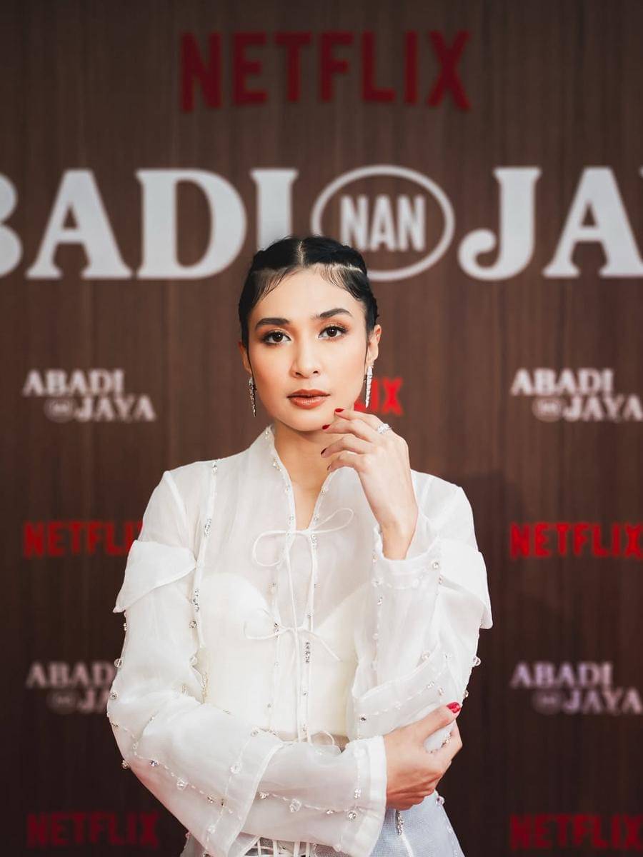Mikha Tambayong di premiere film Abadi Nan Jaya. (Instagram.com/netflixid)