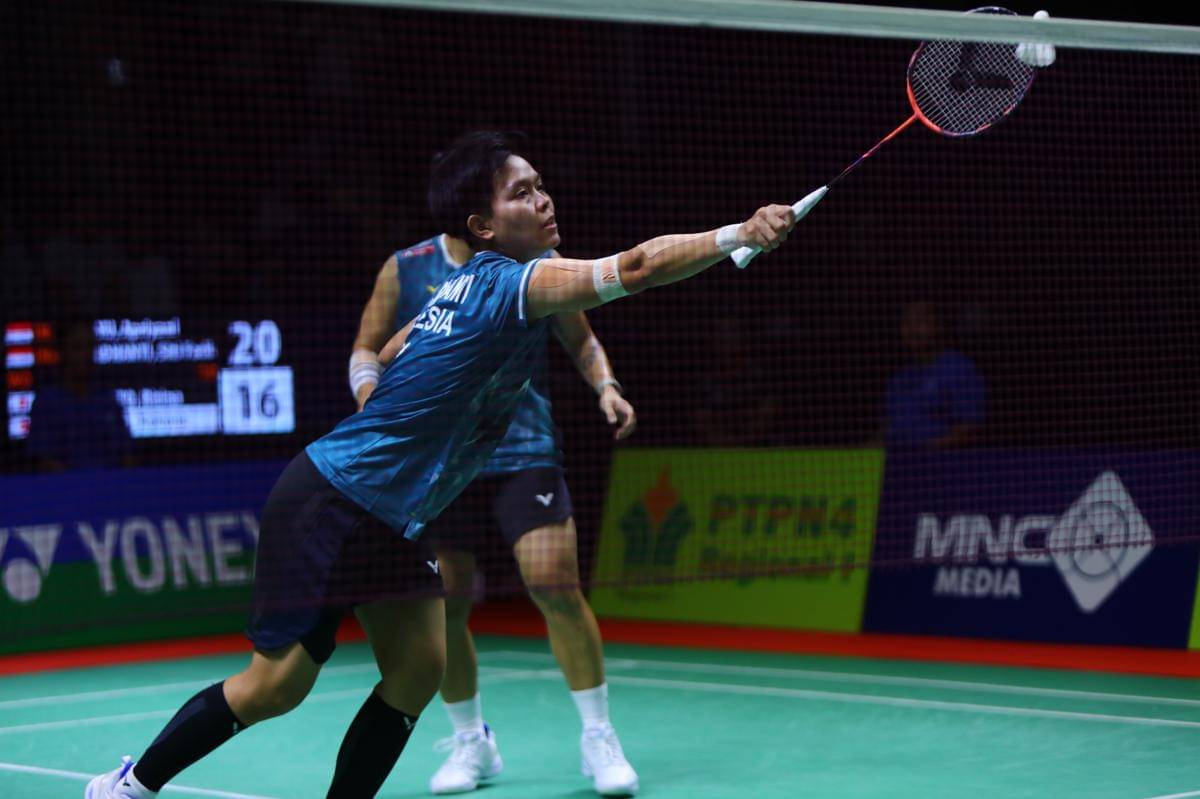 Duet Apriyani Rahayu/Siti Fadia beraksi di semi final Indonesia Masters 2025 di GOR PBSI Sumut, Sabtu (25/10/2025) (IDN Times/Doni Hermawan)