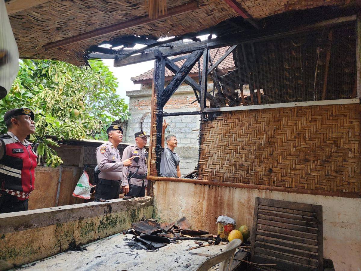 dapur semi permanen berukuran 5x8 meter di Jalan Pulau Irian, Lingkungan Menega, Kelurahan Dauh Waru, Kecamatan/Kabupaten Jembrana, hangus dilalap si jago merah pada Sabtu (25/10/2025) sekitar pukul 10.00 Wita.