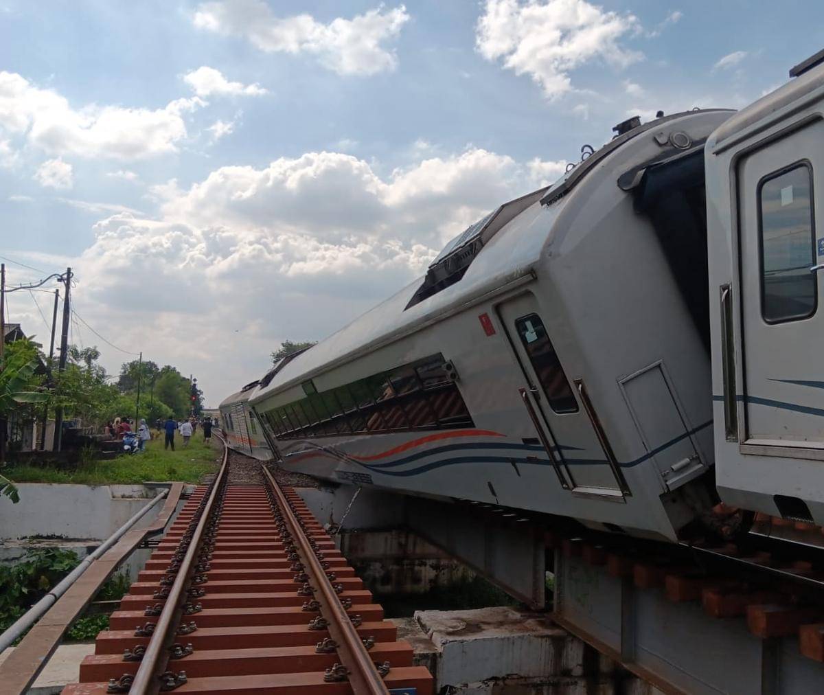 Kereta Api (KA) Purworejo relasi Gambir-Kroya mengalami anjlok saat melintas di Emplasemen Stasiun Kedunggedeh km 56+1/2, Sabtu (25/10/2025), sekitar pukul 14.14 WIB. 