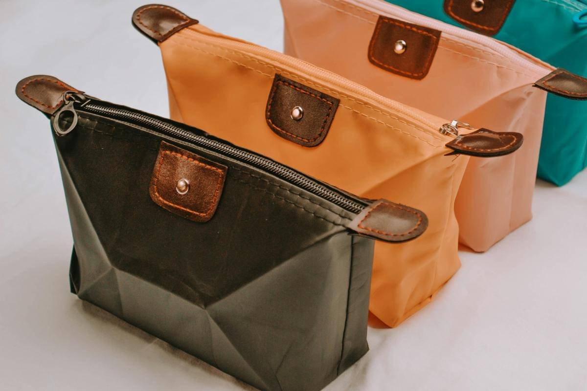 ilustrasi makeup pouch