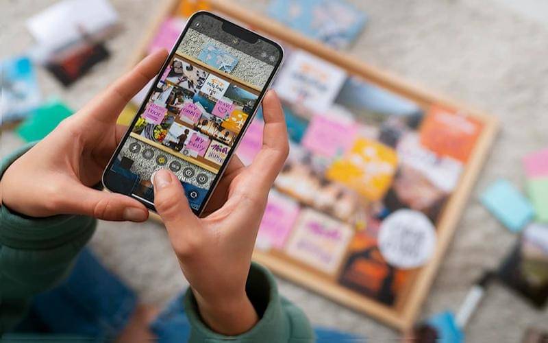 ilustrasi seseorang mengambil gambar dengan HP Android