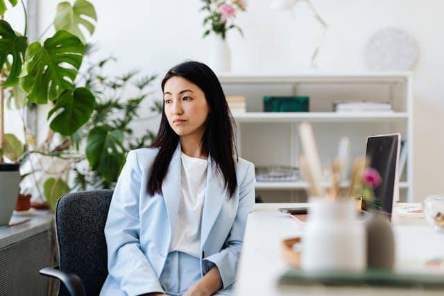 Ilustrasi seorang wanita di tempat kerja