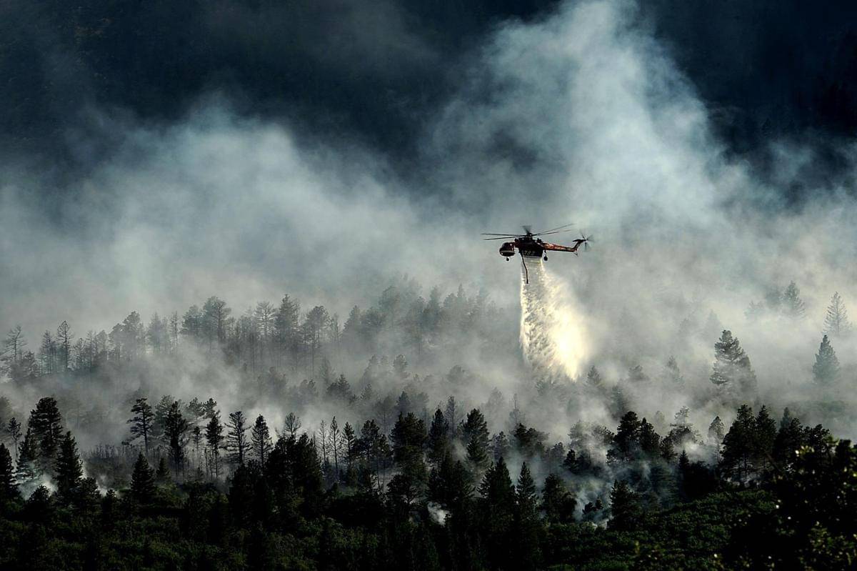 helikopter mencoba memadamkan api