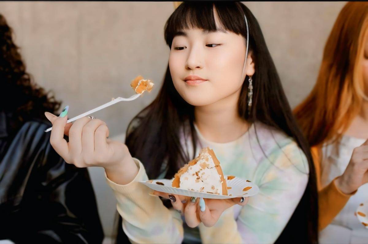 ilustrasi orang makan kue