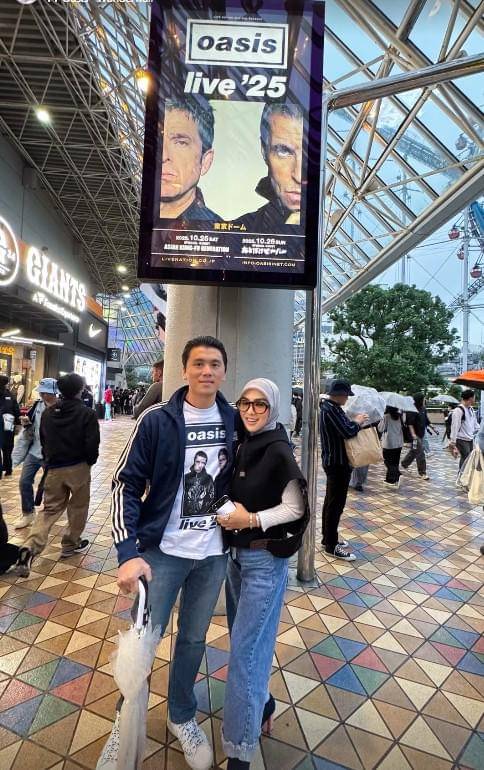 Syahrini dan Reino Barack Nonton Konser Oasis (instagram.com/princessyahrini)